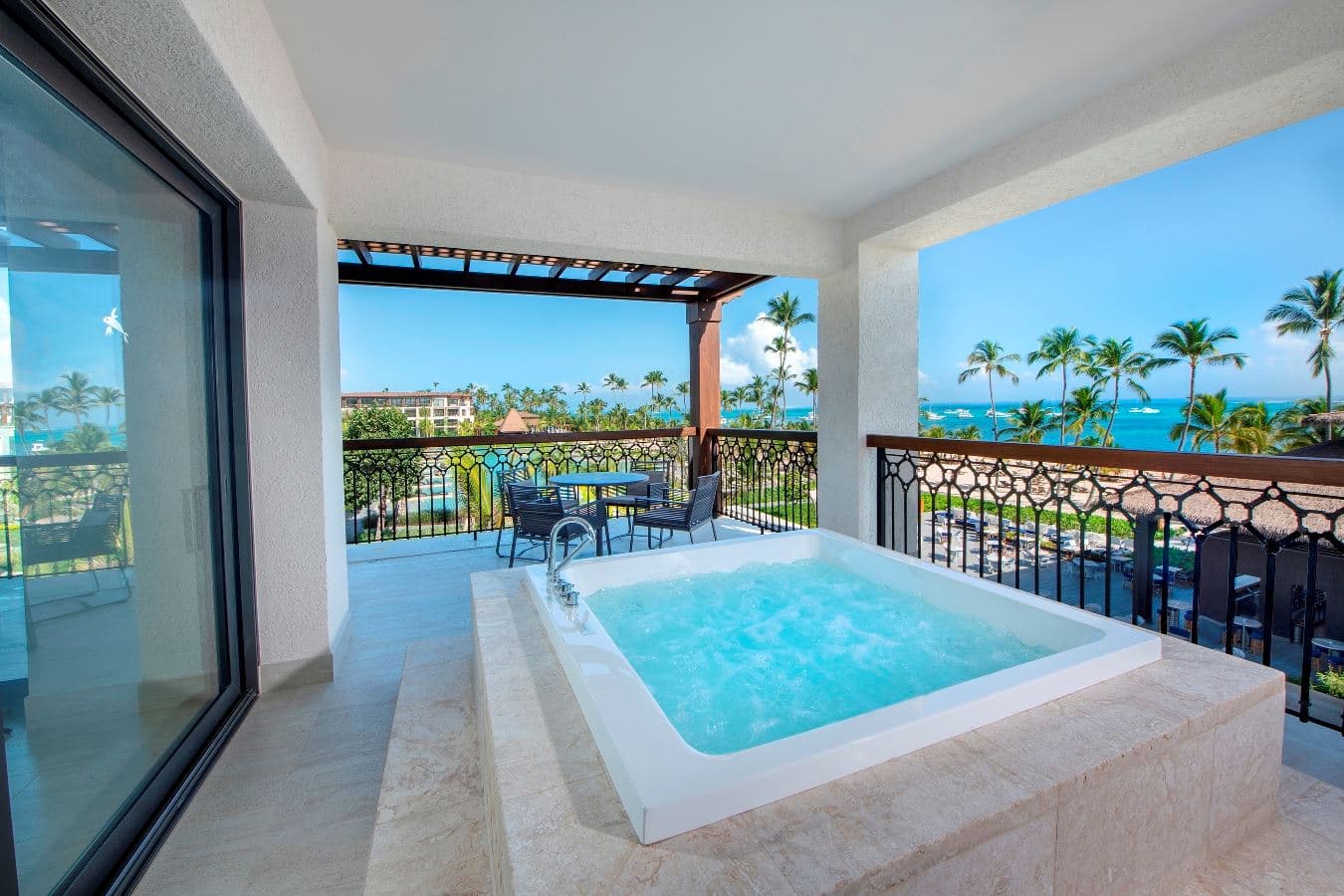 rooms-unique-corner-one-bedroom-suite-ocean-view