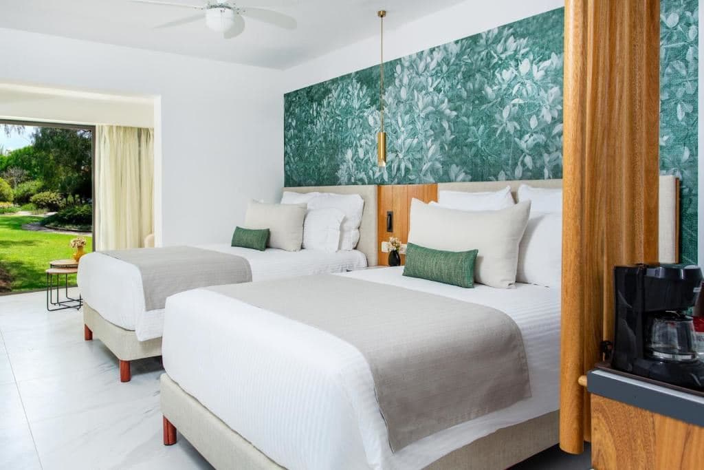 rooms-junior-suite-pool-view
