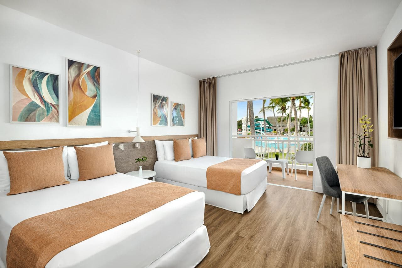 rooms-deluxe-pool-view