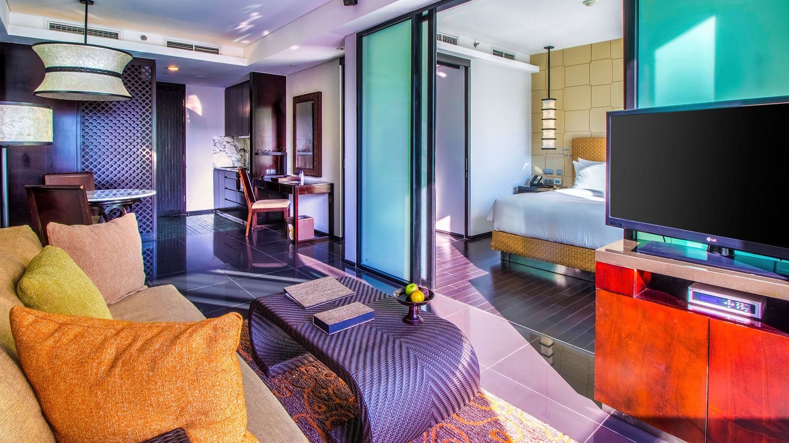 rooms-deluxe-suite-pool-view
