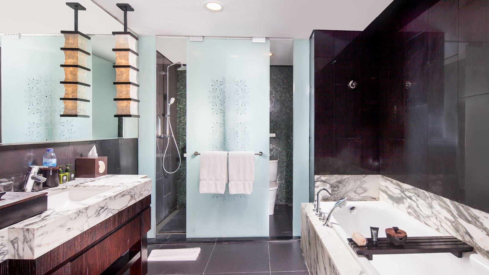 rooms-deluxe-suite-pool-view