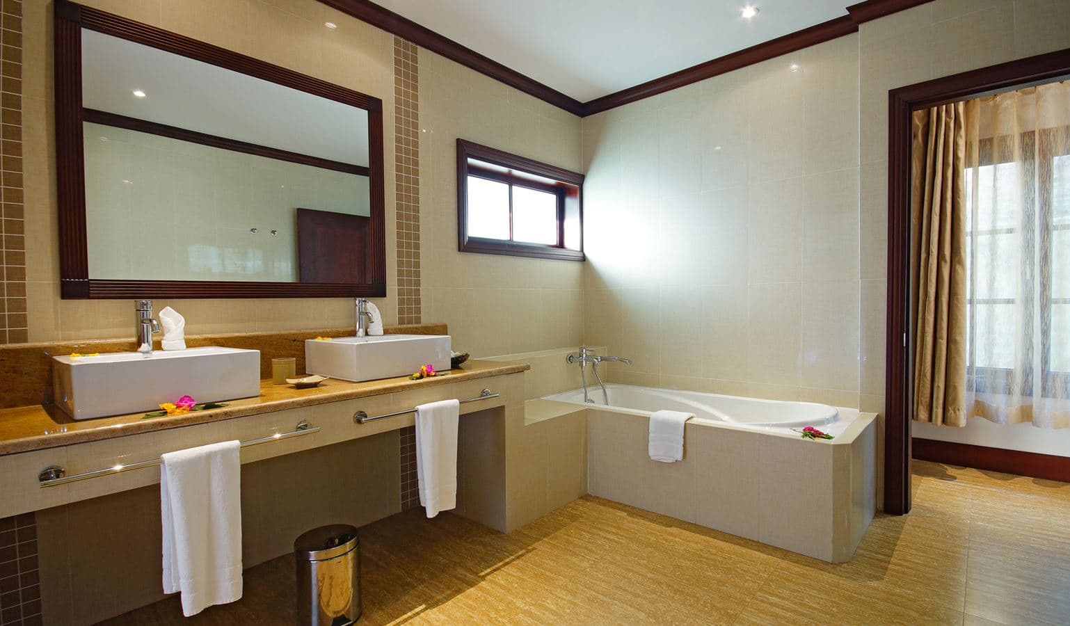 rooms-deluxe-room