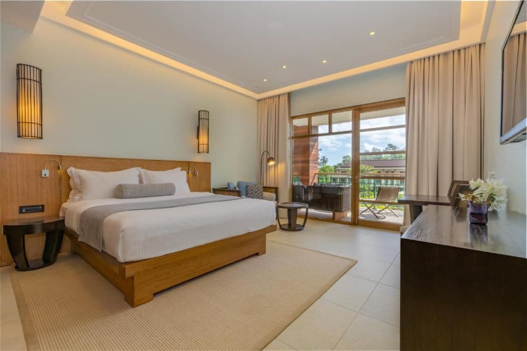 rooms-deluxe-grand-pool-view