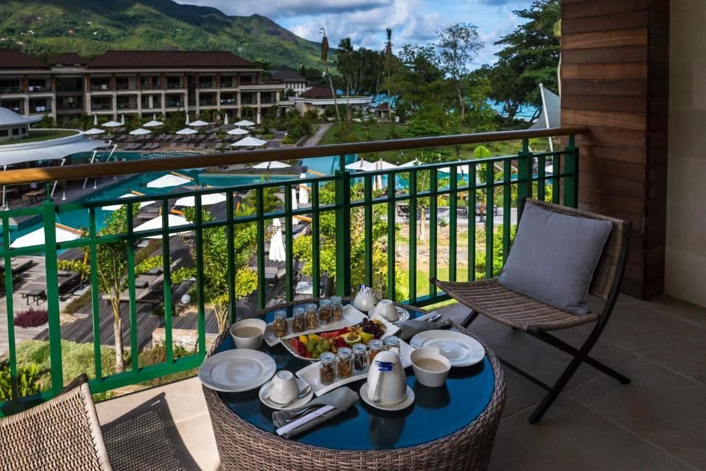 rooms-deluxe-ocean-side-view