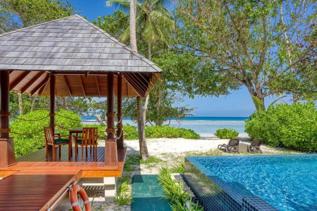 rooms-king-deluxe-beachfront-pool-villas