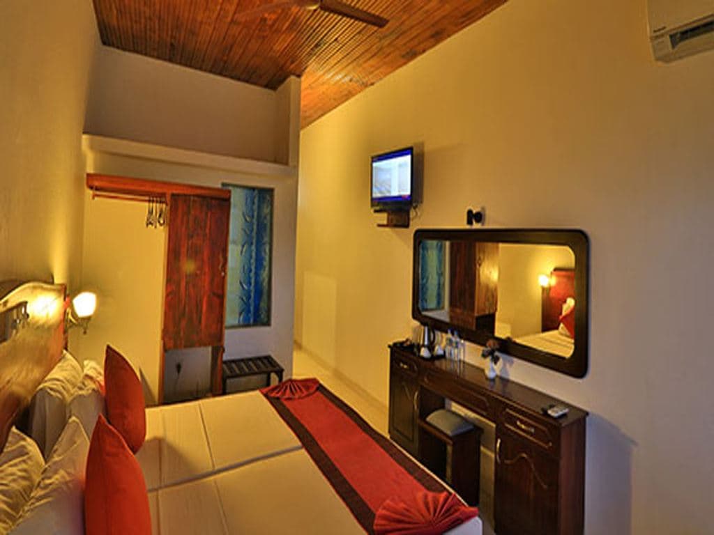 rooms-pool-view