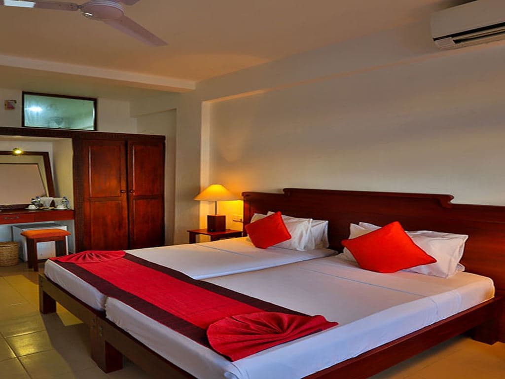 rooms-pool-view
