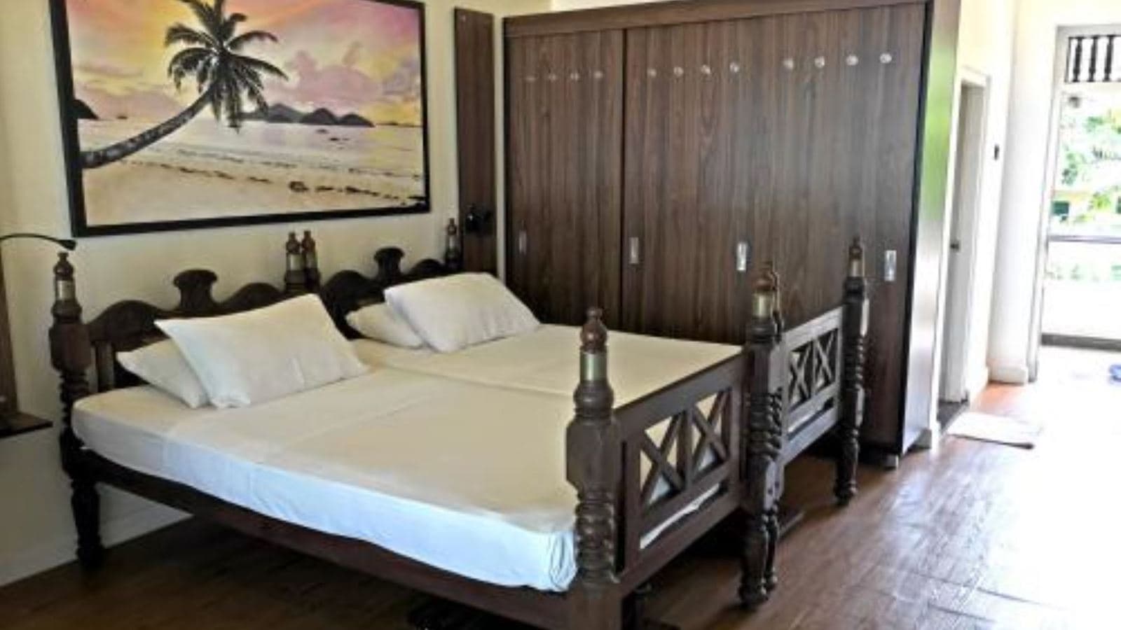 rooms-deluxe-room