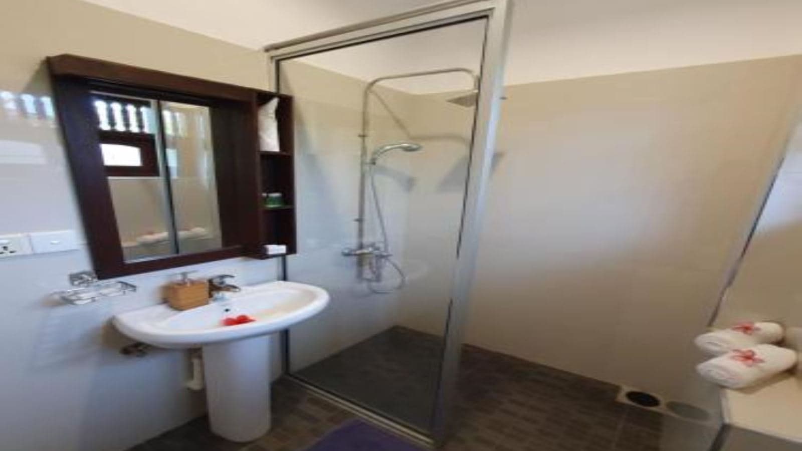 rooms-deluxe-room