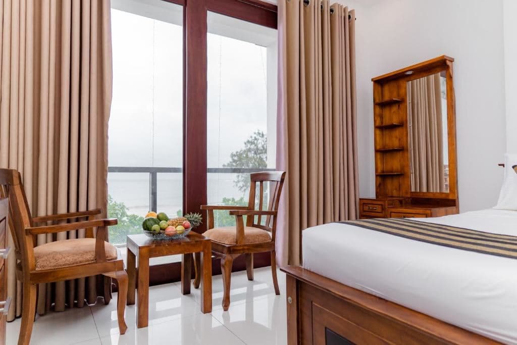 rooms-deluxe-side-seaview-and-balcony