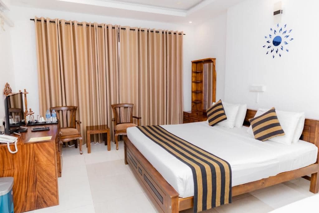 rooms-deluxe-side-seaview-and-balcony
