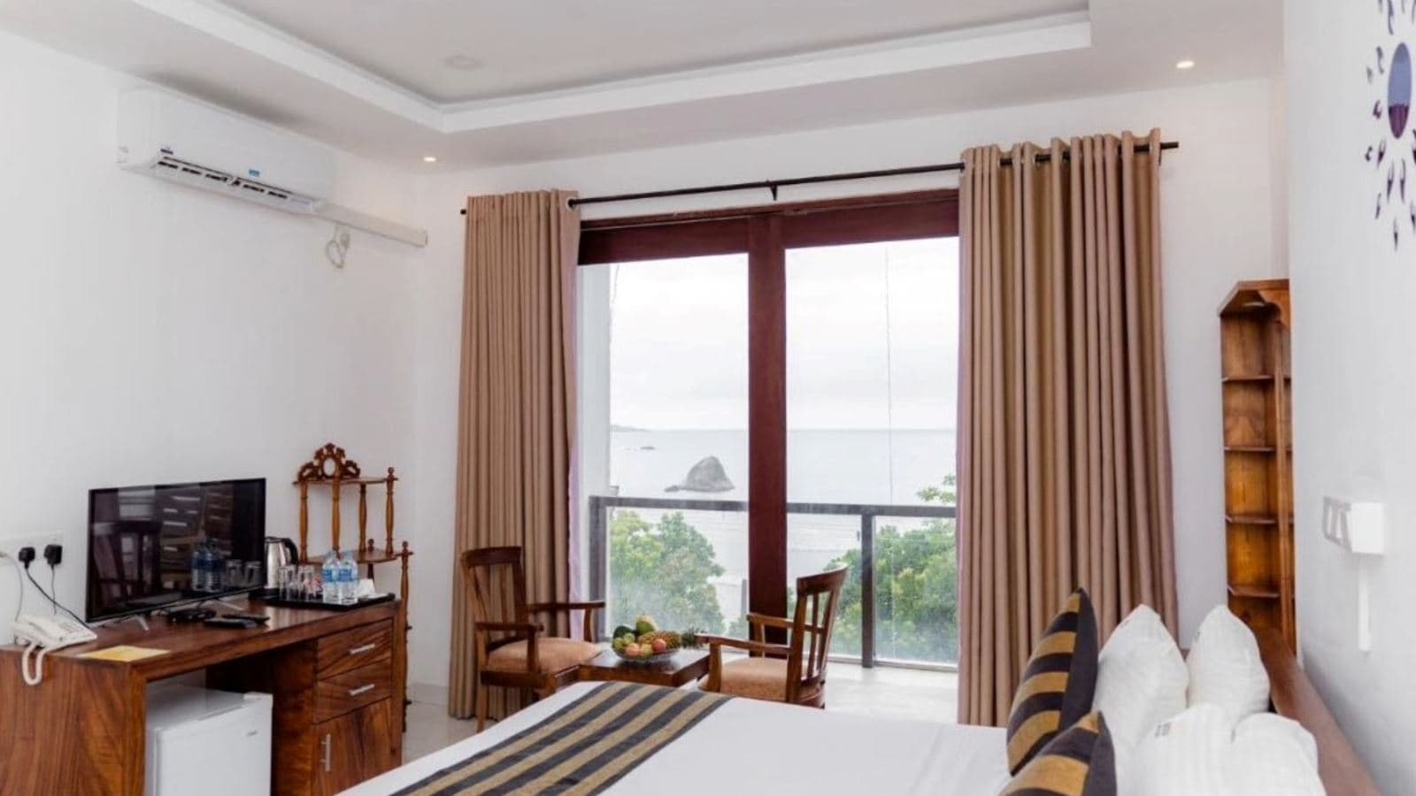 rooms-superior-direct-seaview-and-balcony