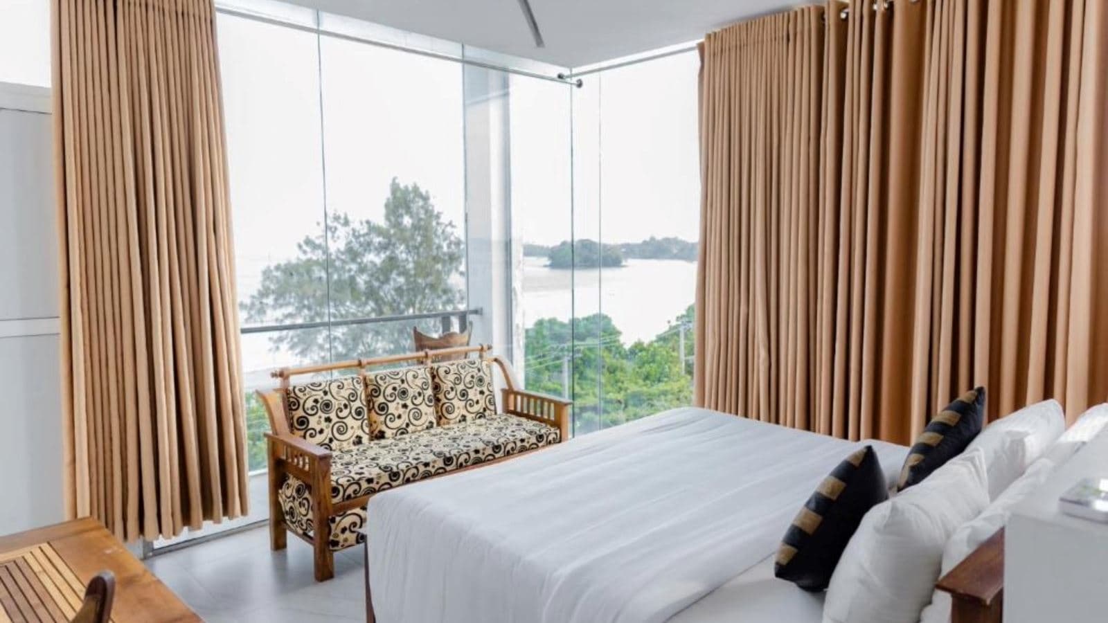rooms-superior-direct-seaview-and-balcony