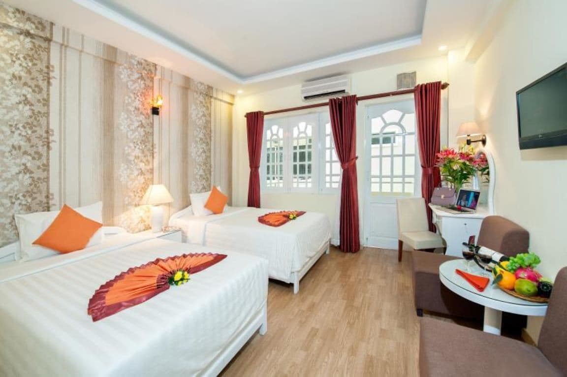 rooms-deluxe-room-pool-view