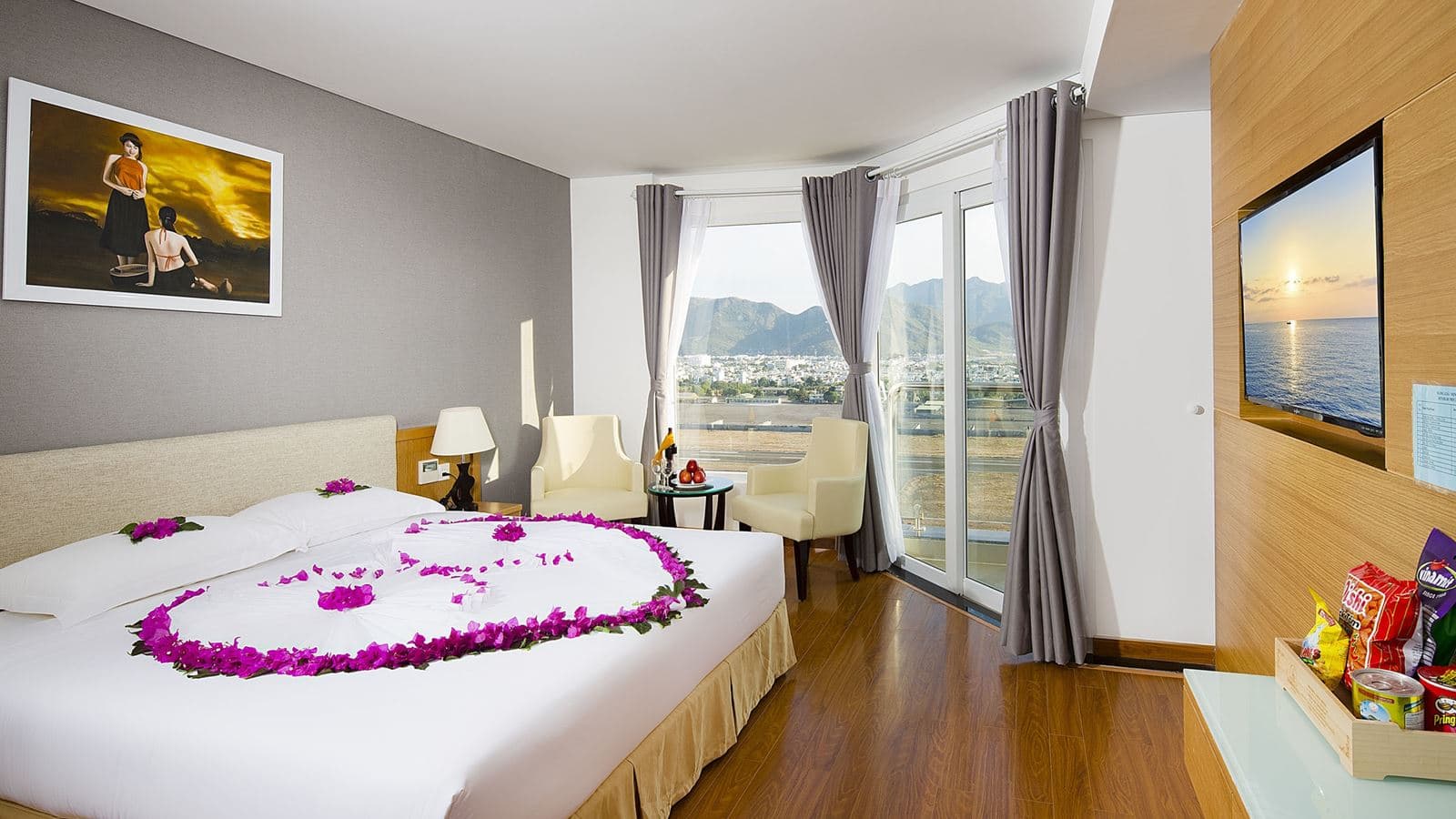 rooms-room-deluxe-city-view-with-balcony