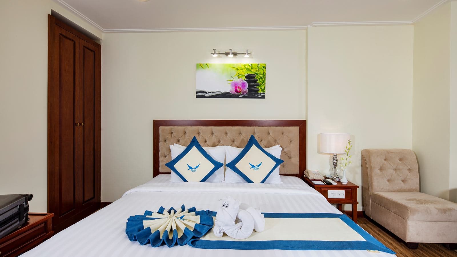 rooms-senior-cityview-with-balcony