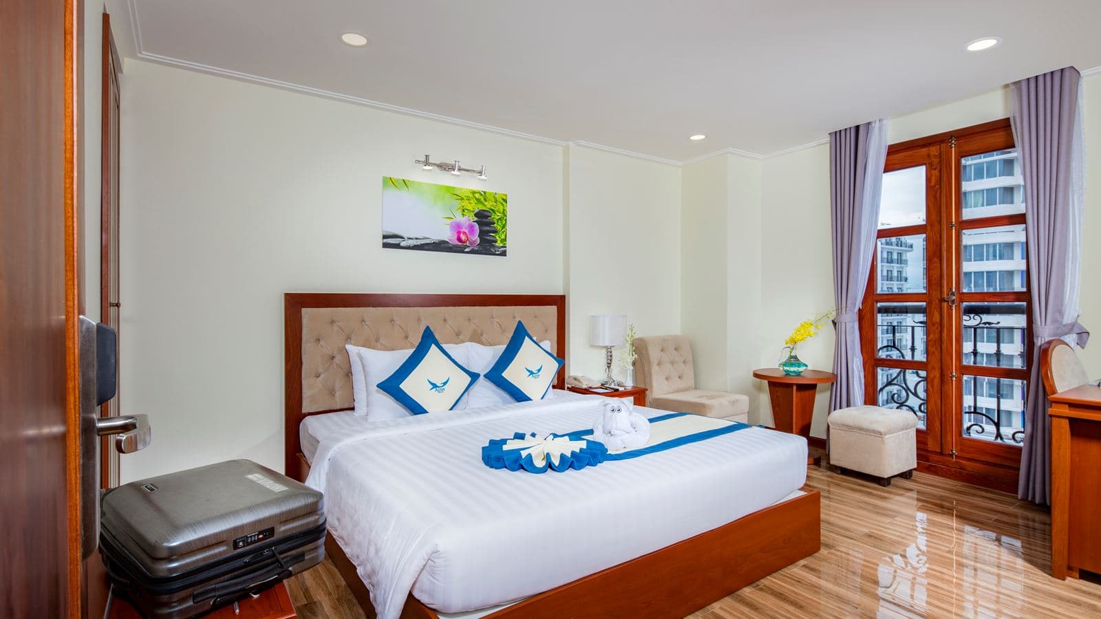 rooms-senior-cityview-with-balcony