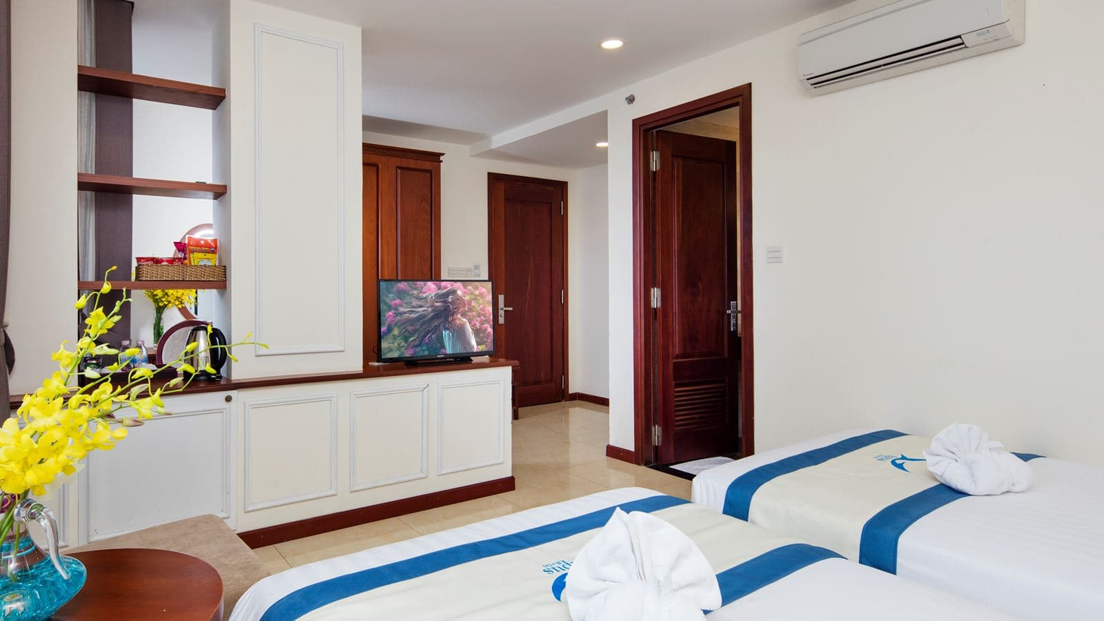 rooms-senior-cityview-with-balcony