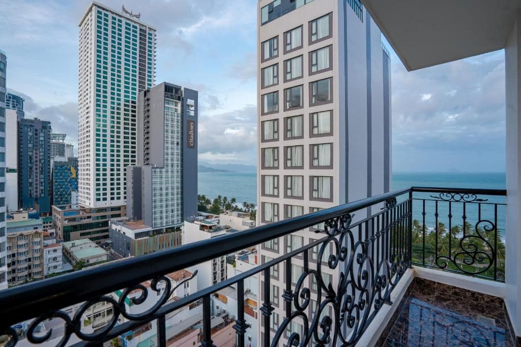 rooms-senior-seaview-with-balcony