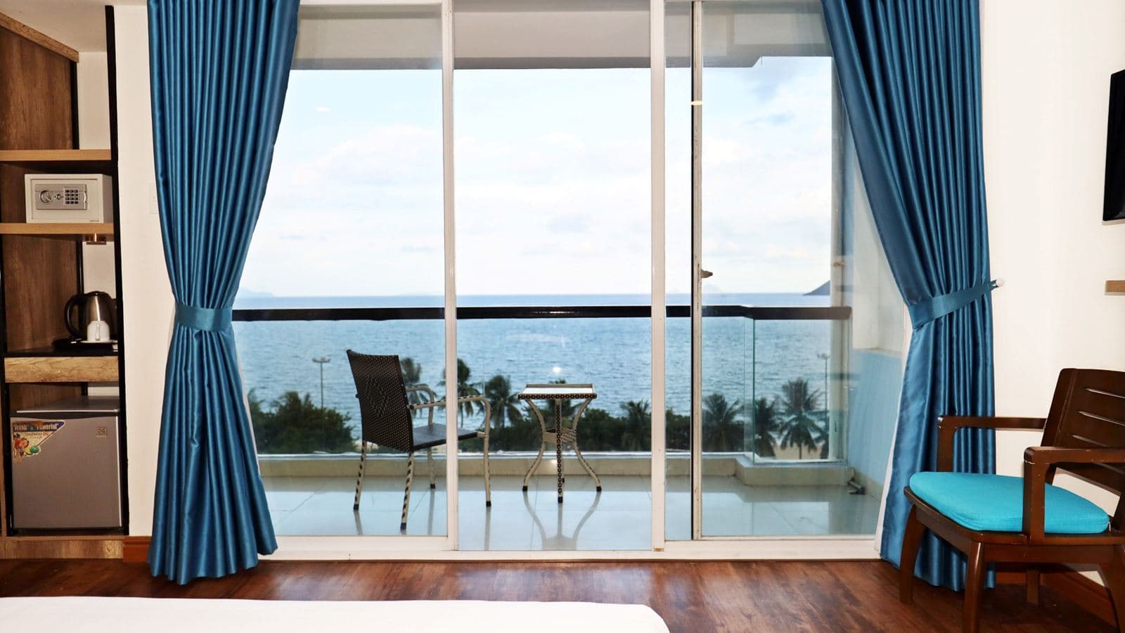 rooms-deluxe-sea-view-with-balcony