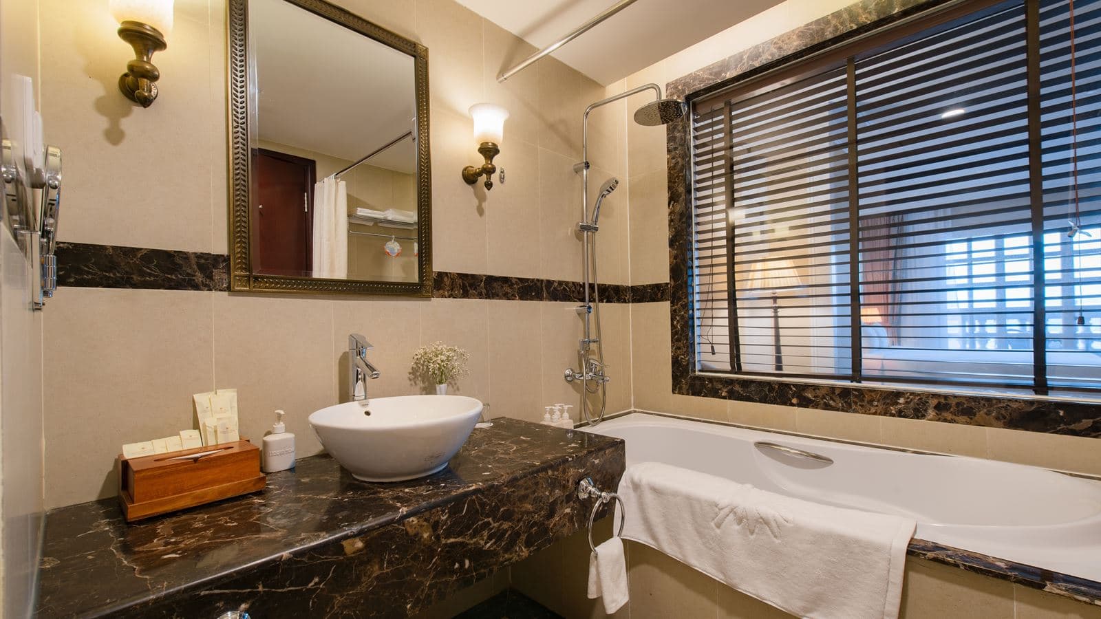 rooms-deluxe-room