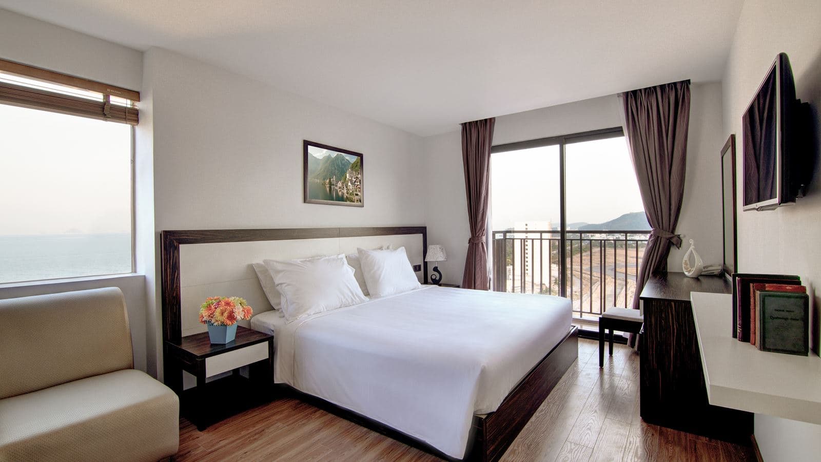 rooms-premier-deluxe-city-view-with-balcony