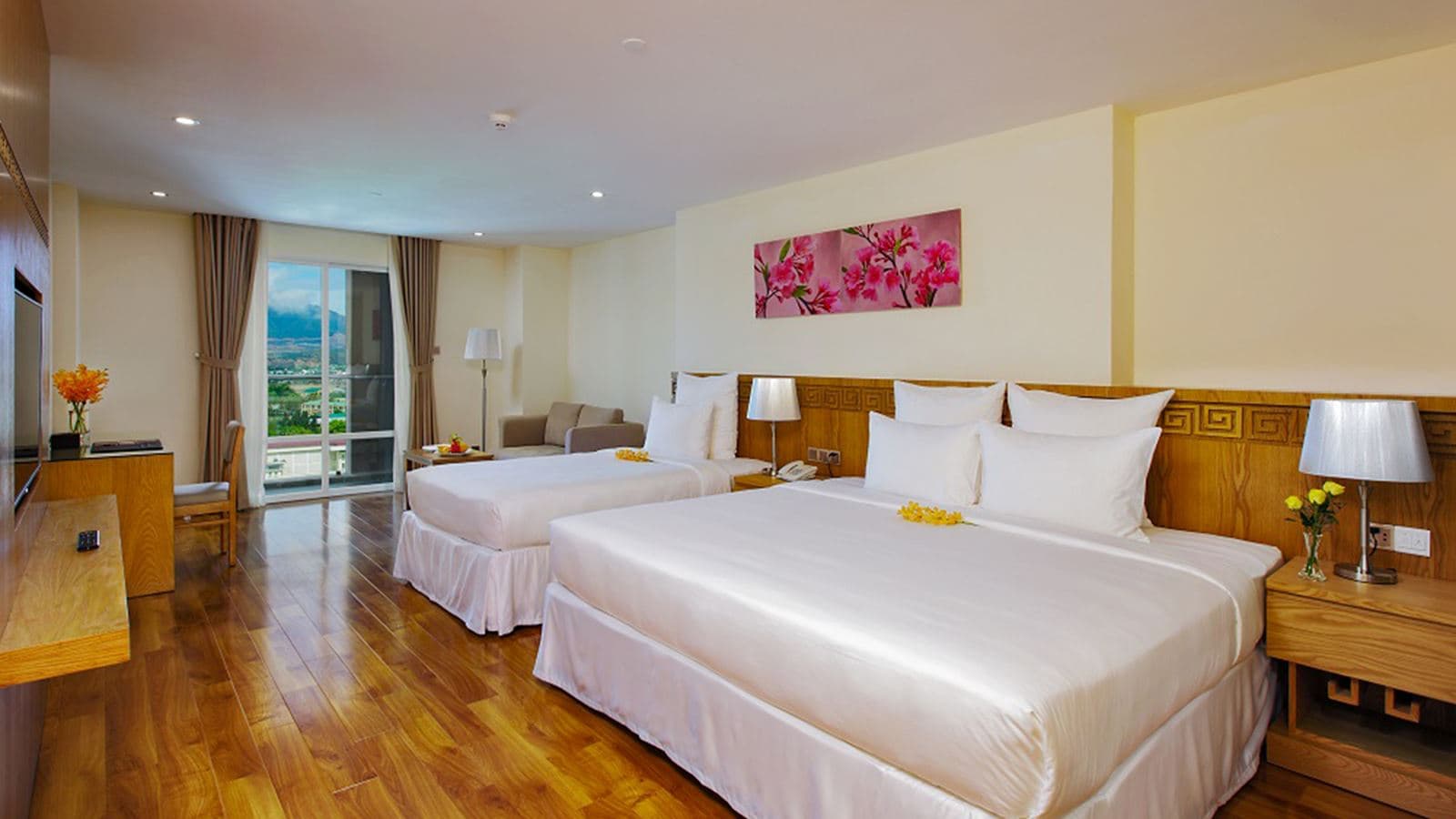 rooms-premier-deluxe-city-view-with-balcony