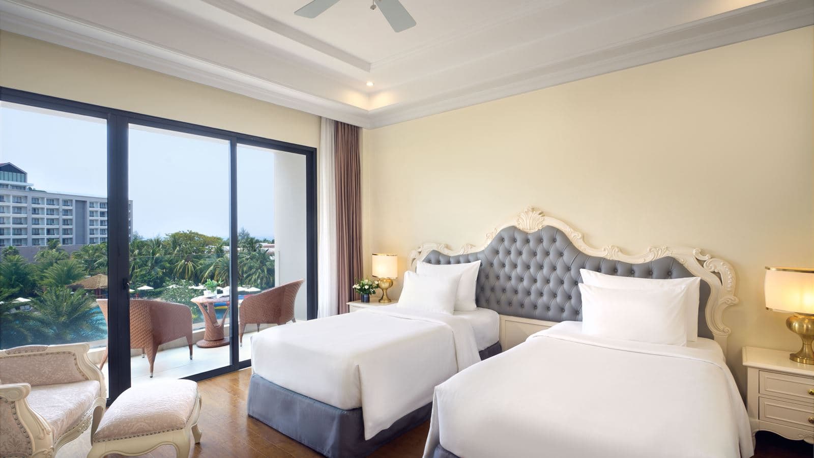 rooms-deluxe-pool-view-child-without-extra-bed