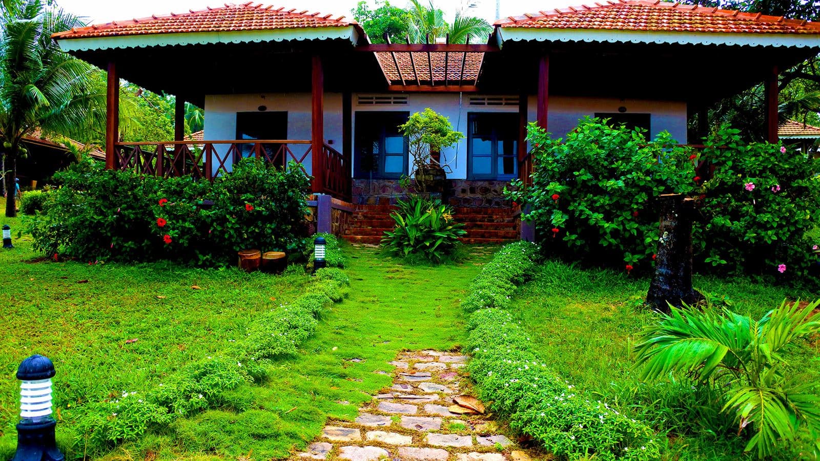 rooms-deluxe-bungalow-partial-sea-view