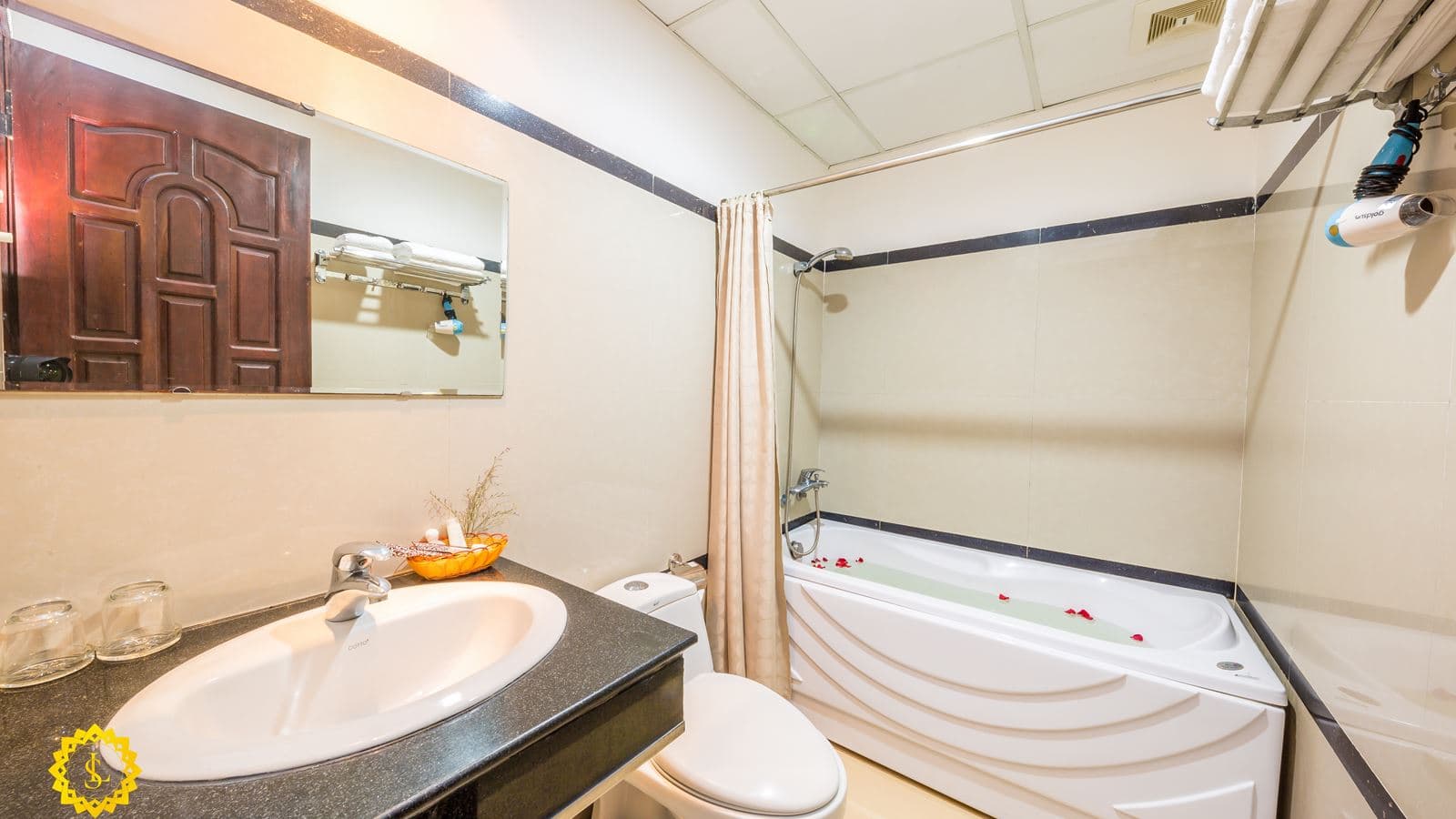 rooms-deluxe-room