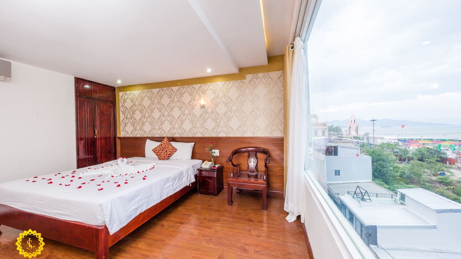 rooms-deluxe-room