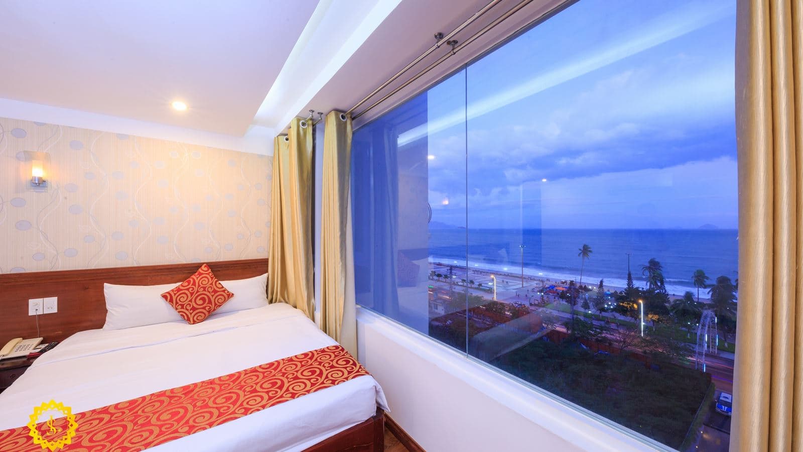 rooms-deluxe-room