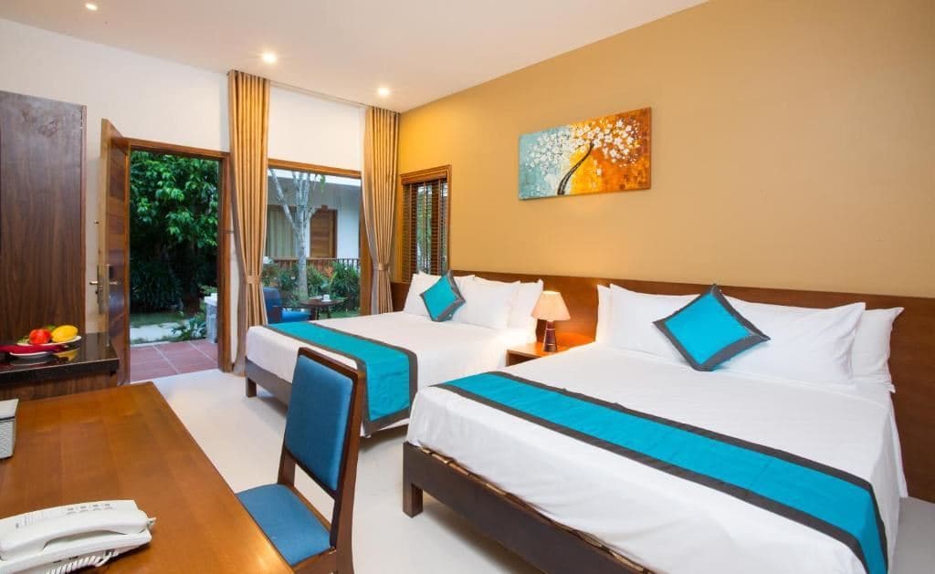 rooms-family-pool-view-balcony