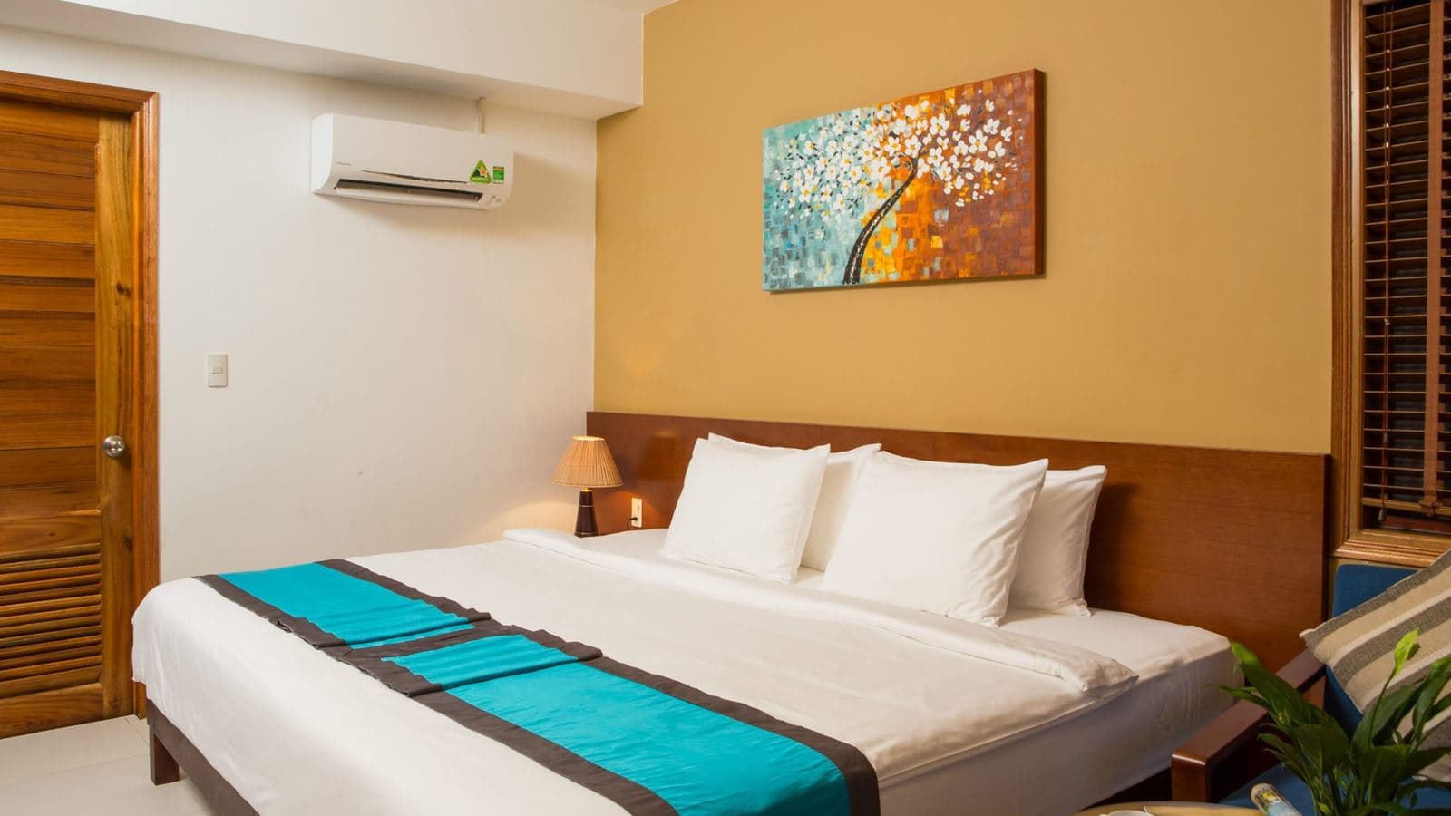 rooms-deluxe-triple-garden-view-balcony