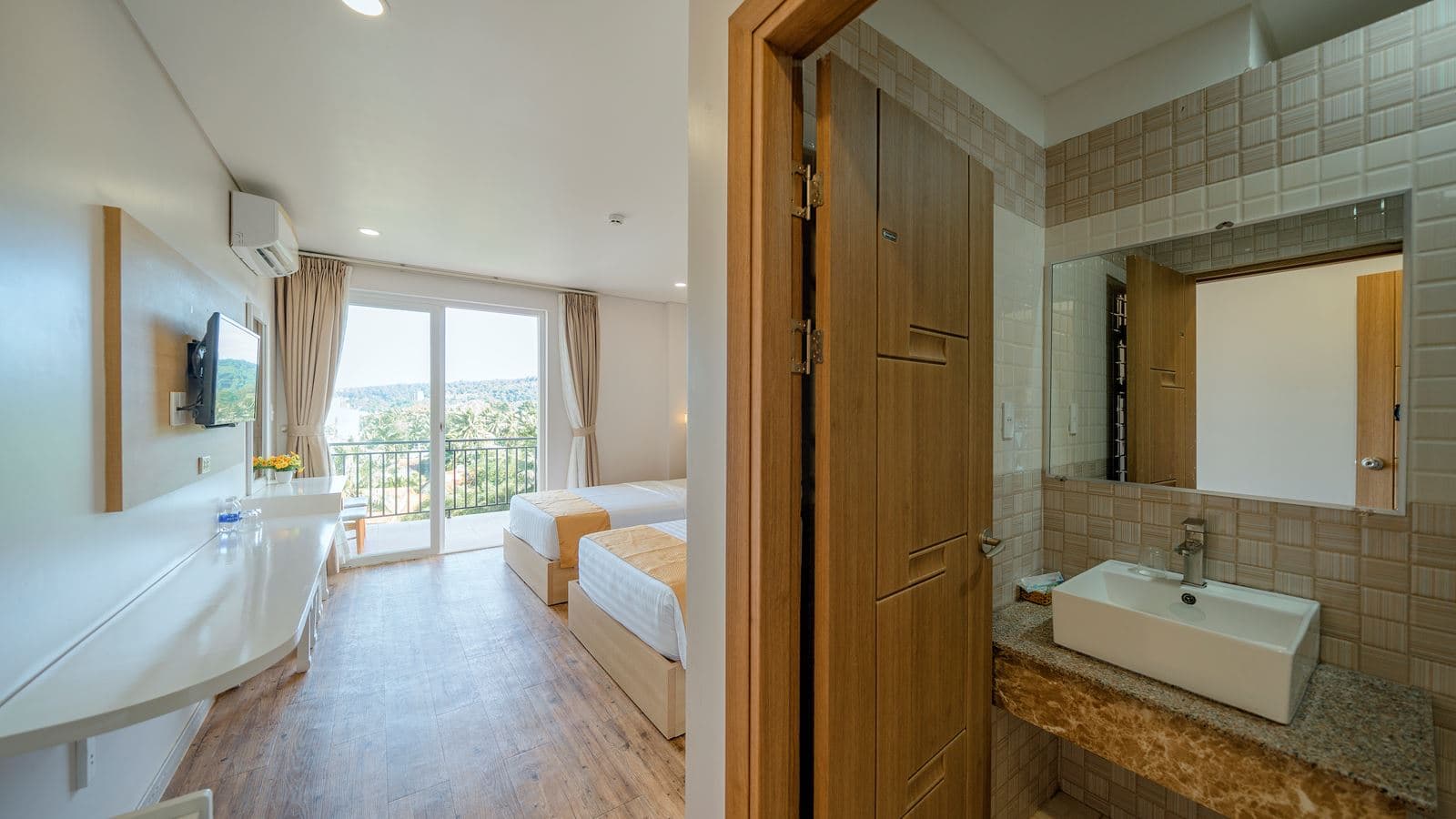 rooms-room-deluxe-twin-balcony