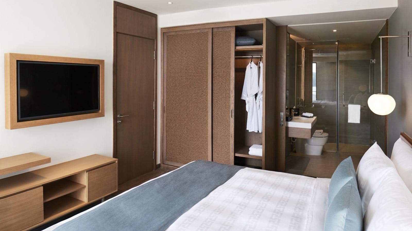rooms-superior-suite-1-king-bed-balcony