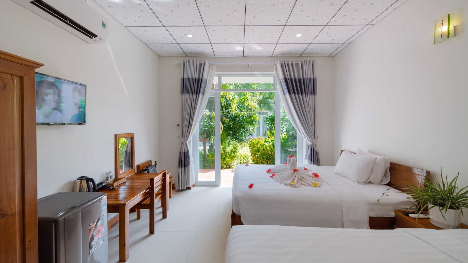 rooms-deluxe-family-bungalow-with-terrace