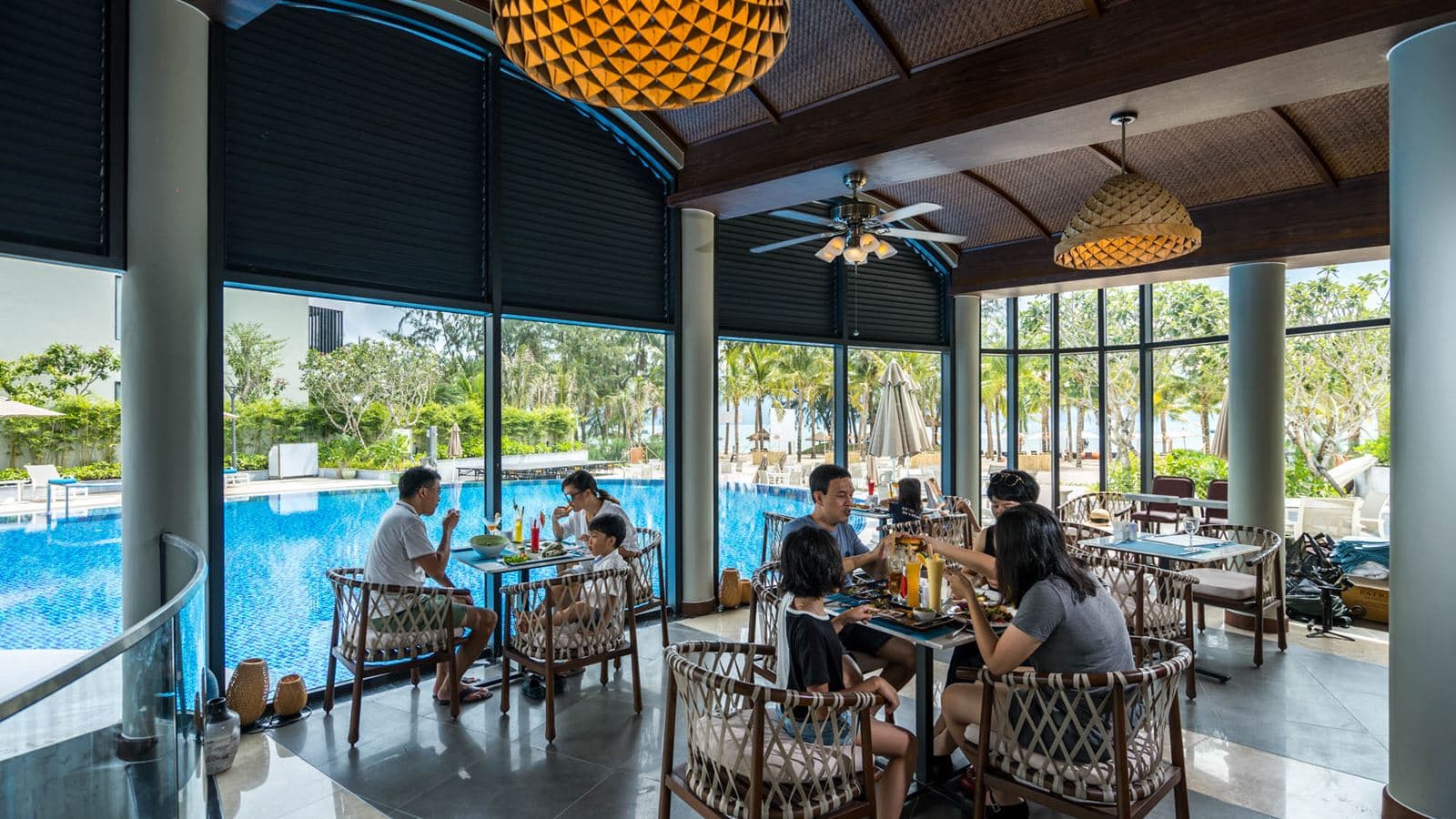 restaurants-oasis-pool-bar
