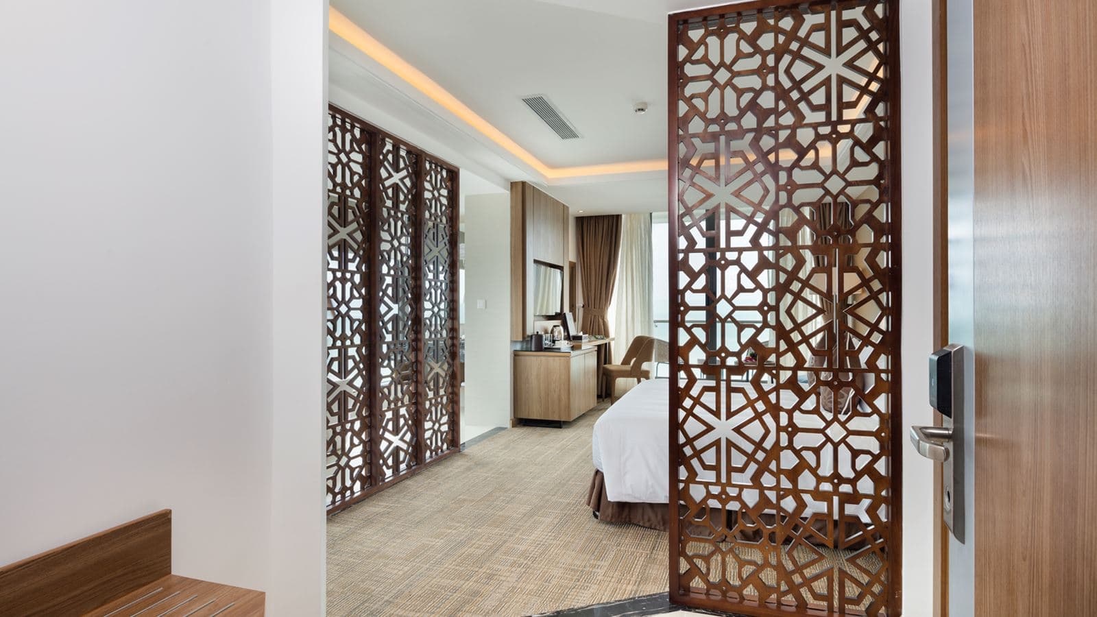 rooms-comodo-suite-ocean-view-with-balcony