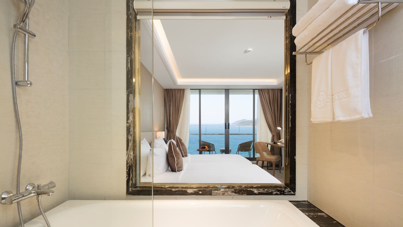 rooms-premier-deluxe-ocean-view-with-balcony