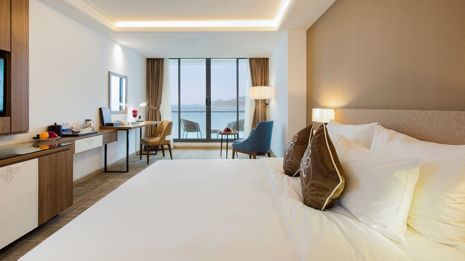 rooms-premier-deluxe-ocean-view-with-balcony