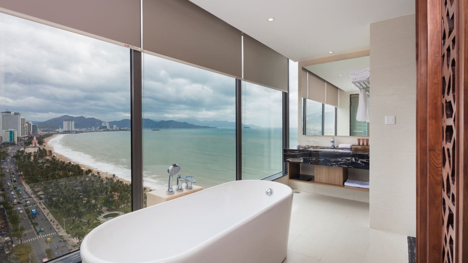 rooms-comodo-suite-ocean-view-with-balcony