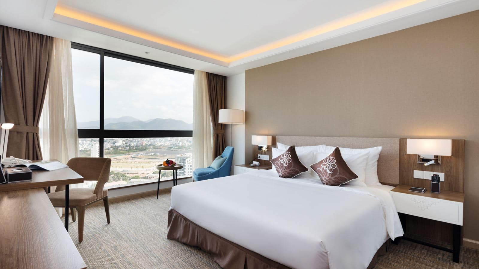 rooms-comodo-grand-suite-sea-view-with-balcony