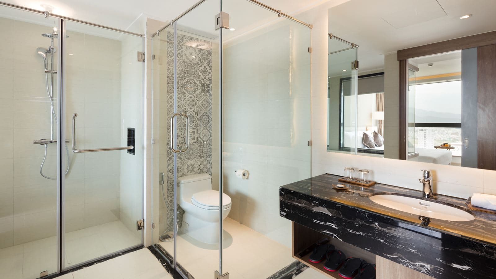 rooms-comodo-grand-suite-sea-view-with-balcony