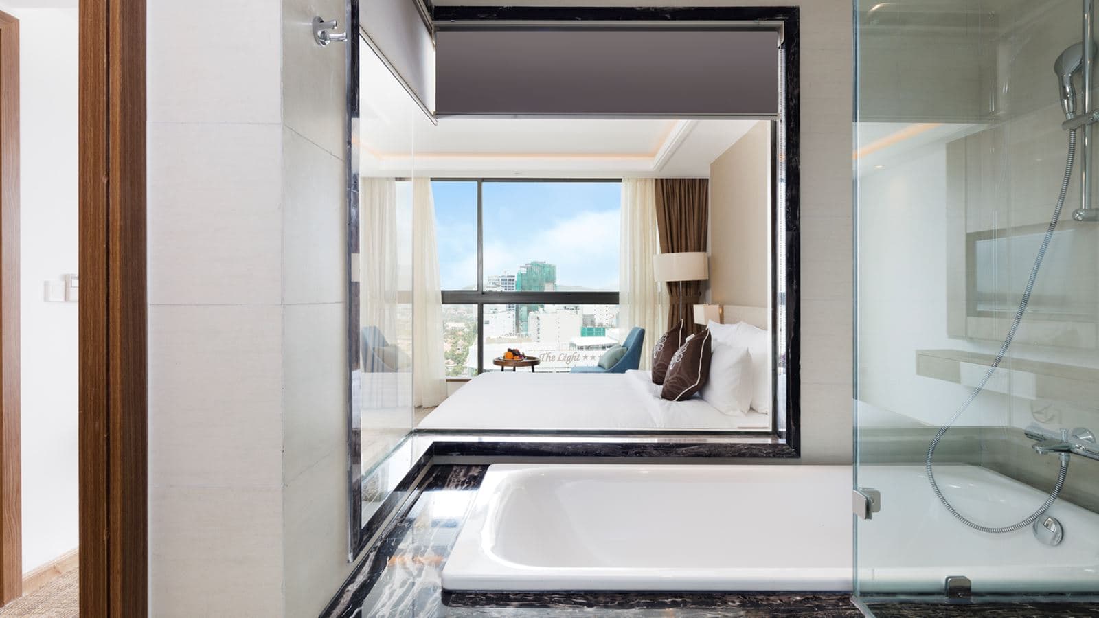 rooms-comodo-grand-suite-sea-view-with-balcony