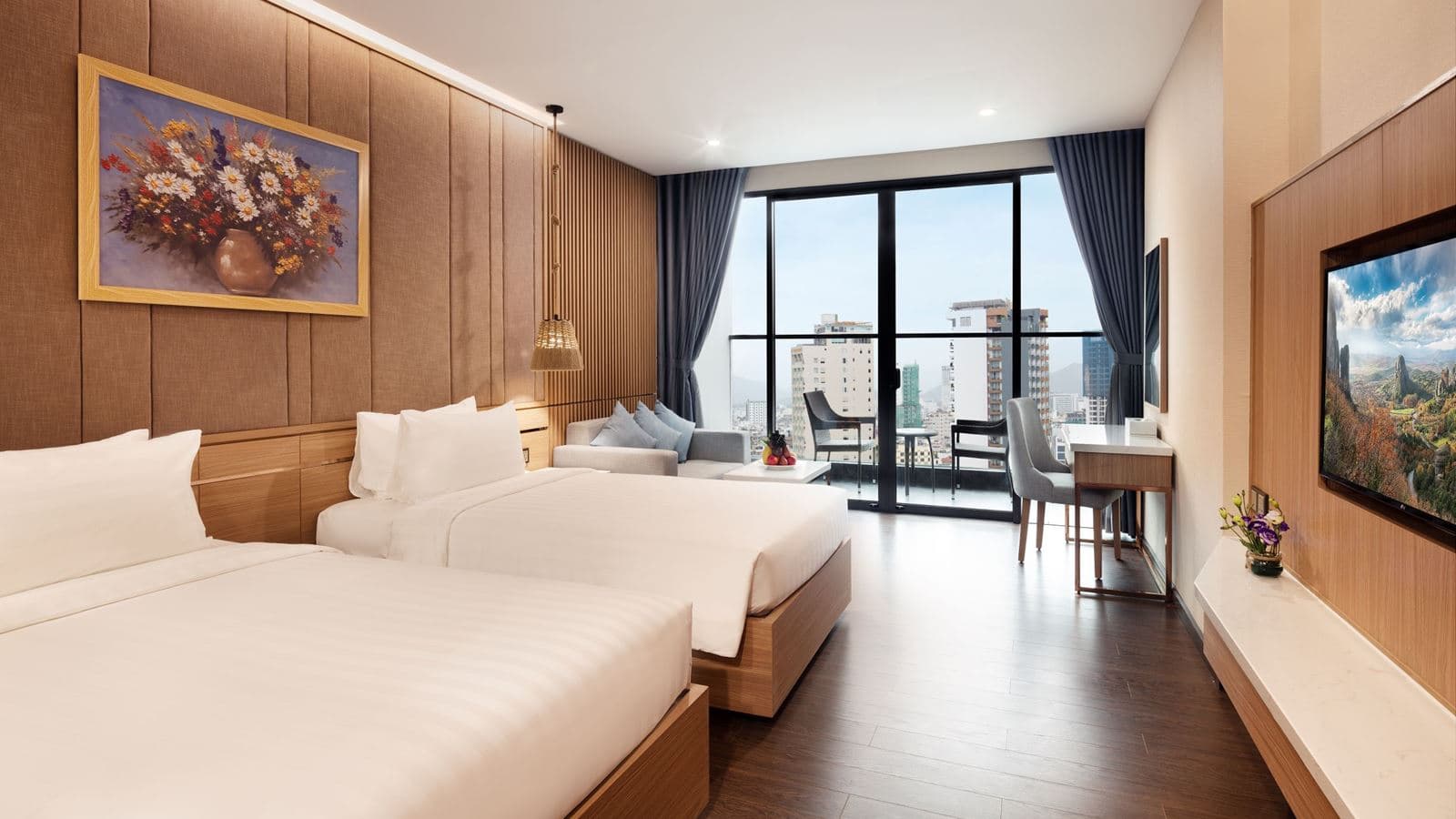 rooms-deluxe-city-view-with-balcony