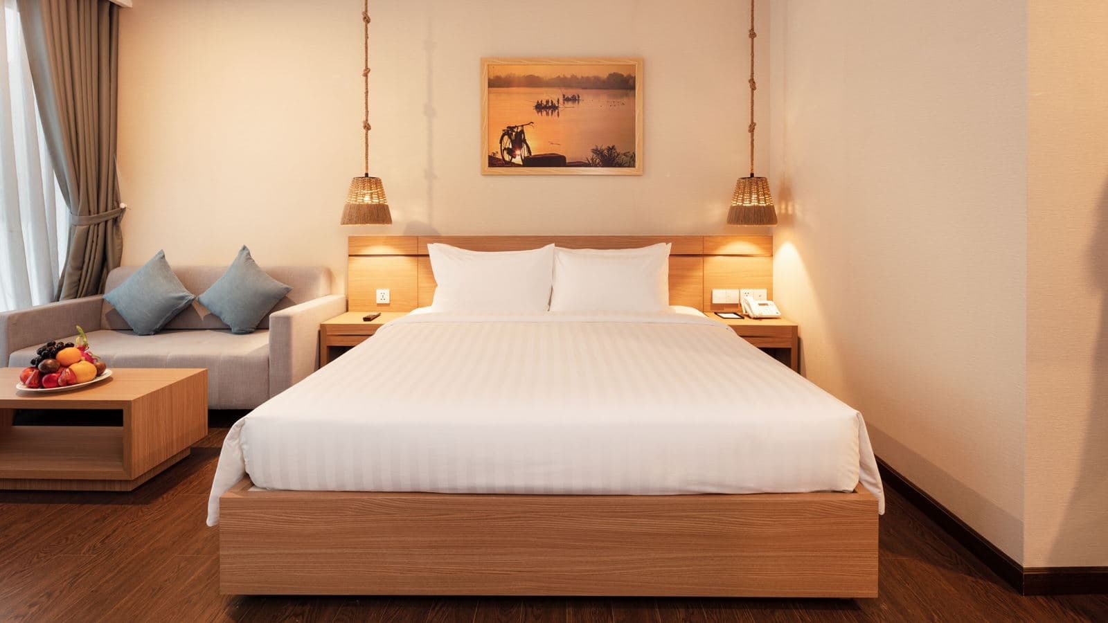 rooms-deluxe-balcony-partial-sea-view