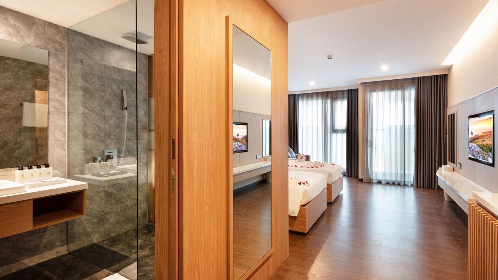 rooms-deluxe-balcony-partial-sea-view