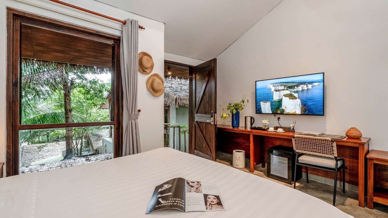 rooms-tropical-room