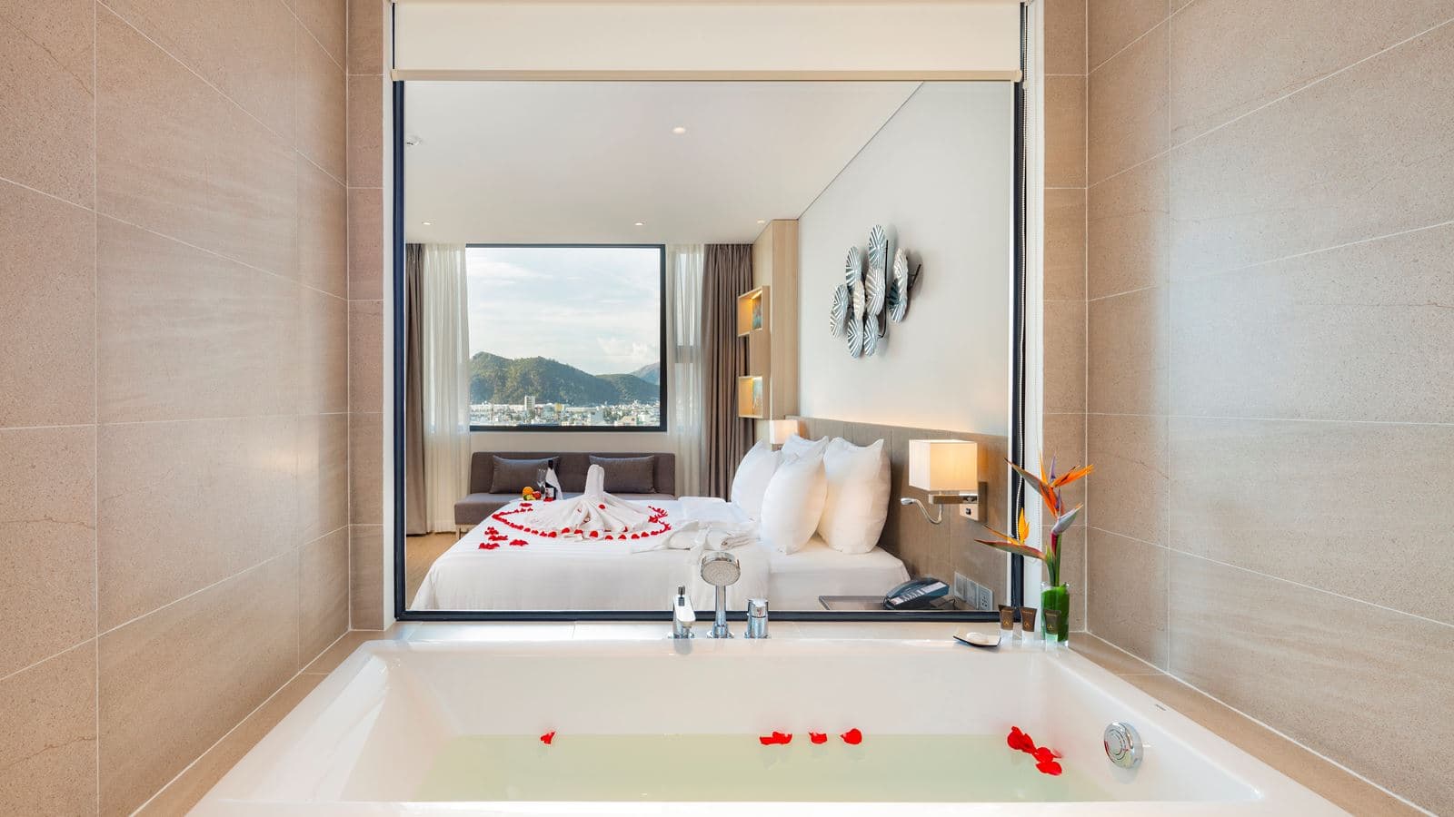 rooms-deluxe-city-view
